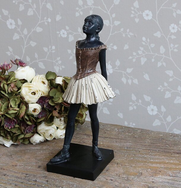 Stående Ballerina från Chic Antique med blommig bakgrund