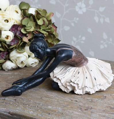 Sittande Ballerina från Chic Antique på rustikt träbord