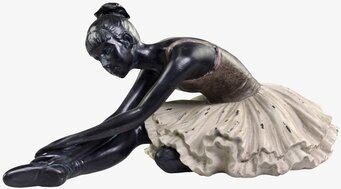 Sittande Ballerina från Chic Antique i avslappnad pose