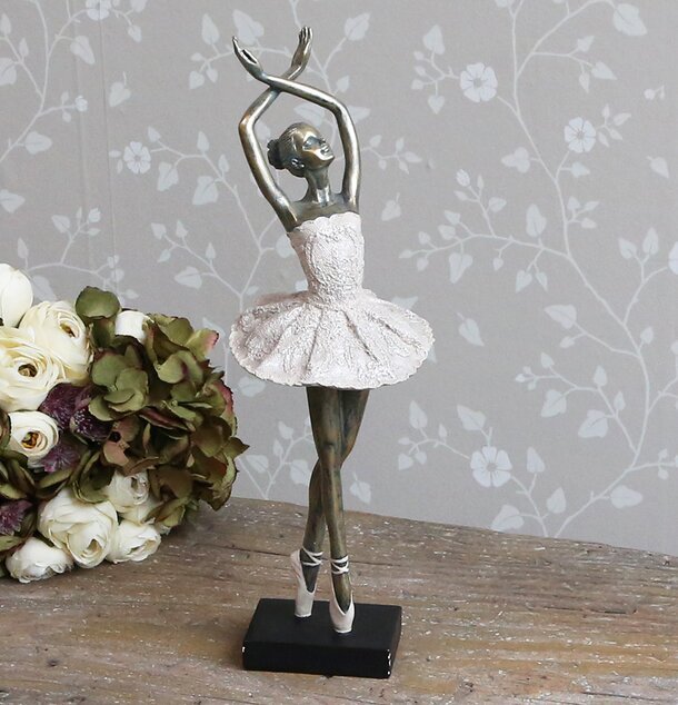 Dansande Ballerina från Chic Antique på rustikt träbord