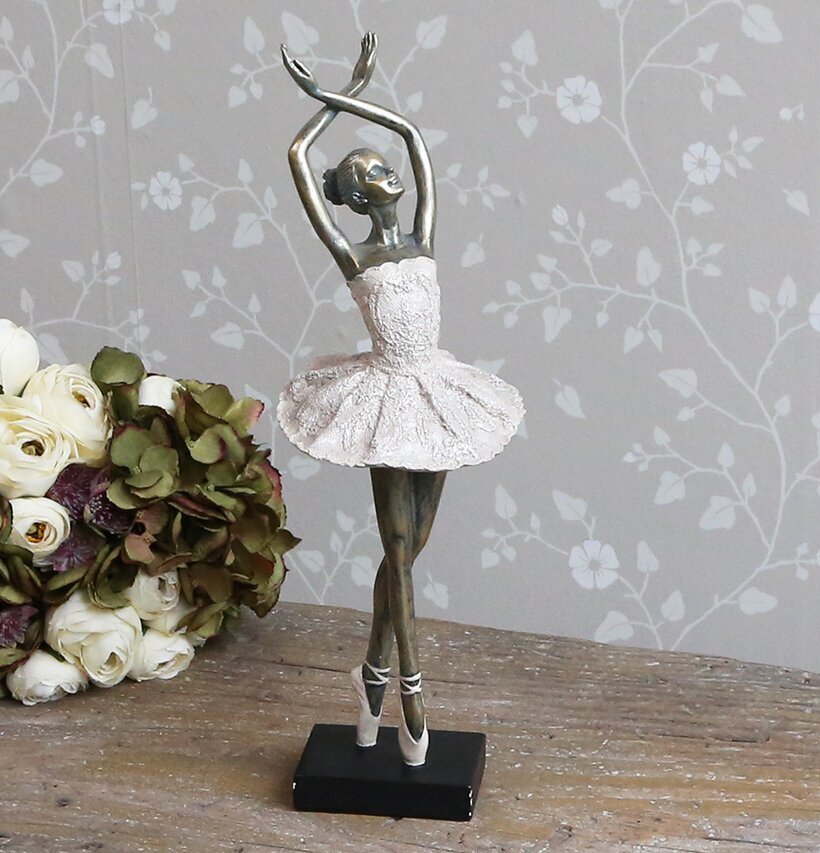 Dansande Ballerina från Chic Antique på rustikt träbord