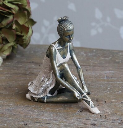 Sittande Ballerina från Chic Antique på rustikt träbord