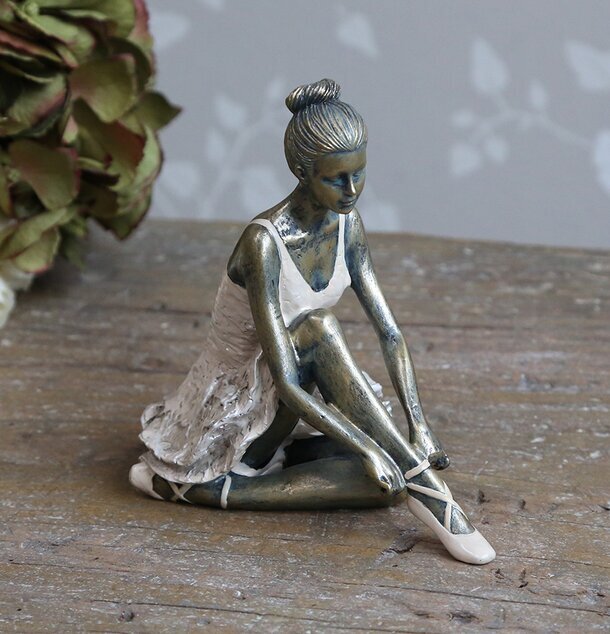 Sittande Ballerina från Chic Antique på rustikt träbord