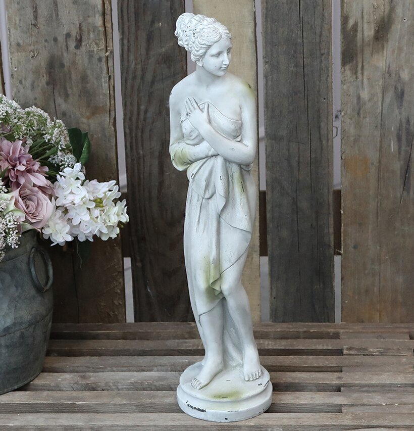 Statyett Kvinna Kläder från Chic Antique på träpall