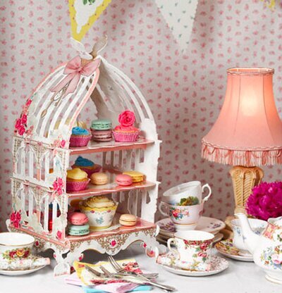 Kakfat Fågelbur Rosa från Talking Tables med bakverk