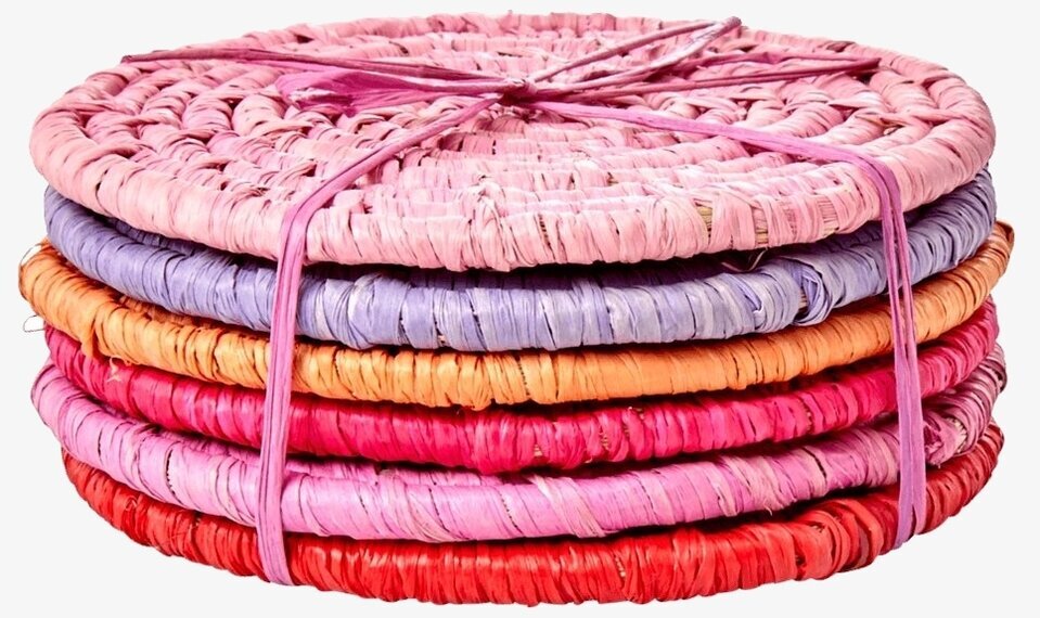 Glasunderlägg Raffia Röd/Rosa från Rice i färgglad stapel