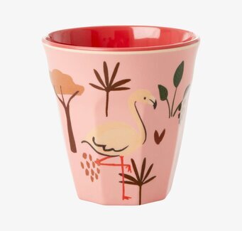 Bild av mugg med livfullt djungelmotiv och flamingo