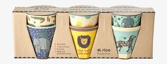 Bild: Färgglada djungelmuggar i hållbart melamin