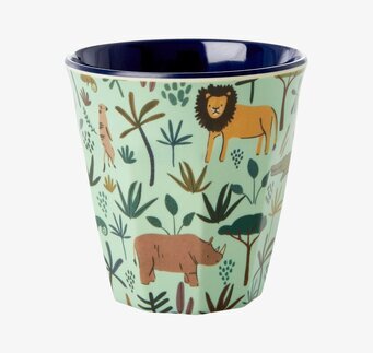 Bild av mugg med djungeltema och färgglada motiv