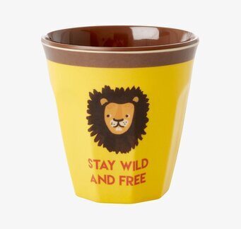 Bild av mugg med lejonmotiv och texten Stay Wild