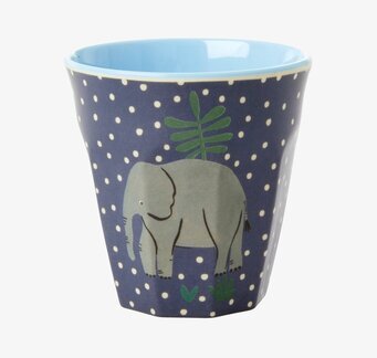 Bild av mugg med djungeltema och livfullt mönster