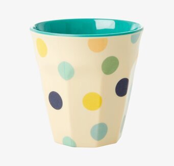 Foto av färgglada muggar med lekfullt jungelmotiv