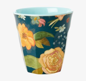 Bild av en mugg med blommigt mönster och turkos insida