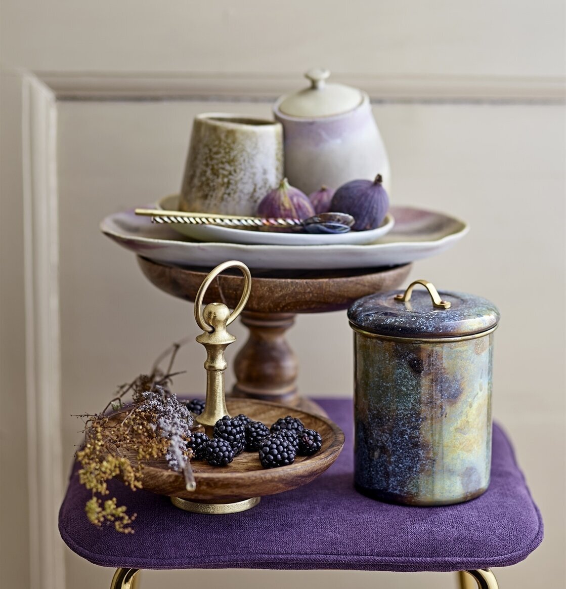 Kakfat Mango från Bloomingville med fikon och keramikmuggar