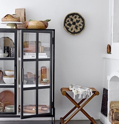 Skål Mango från Bloomingville på svart vitrinskåp