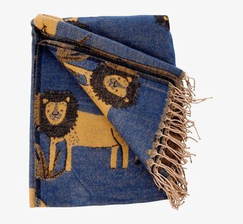 Pläd Jungle Animals Print Dark Blue från Rice i ett rum