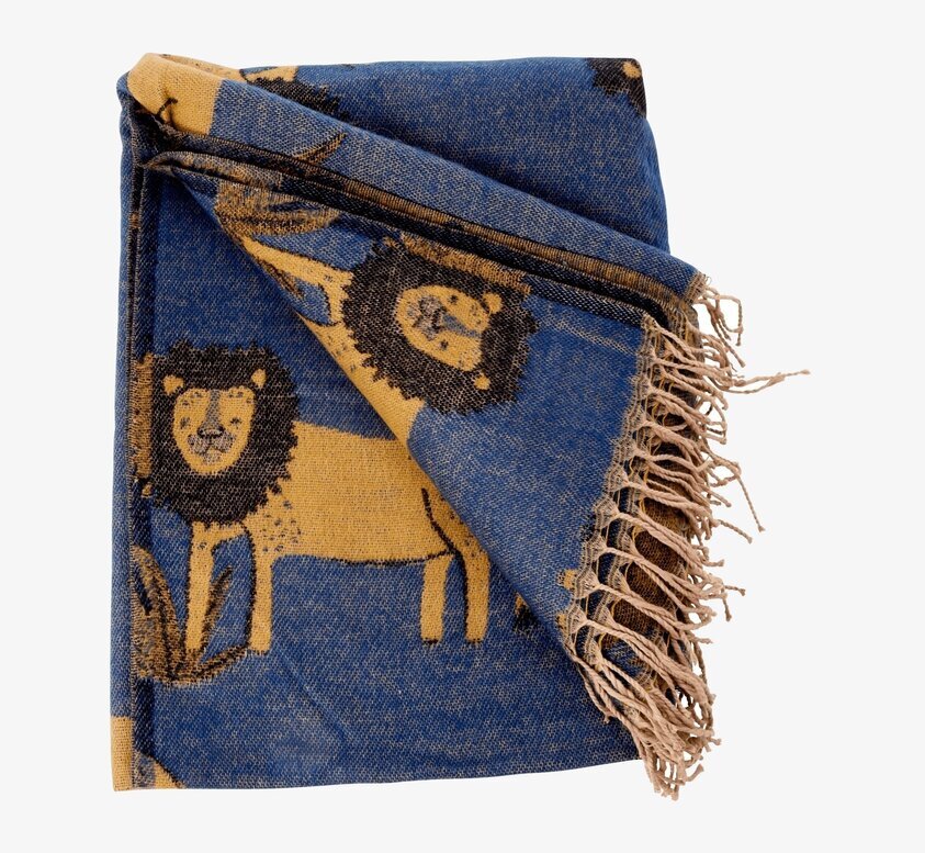 Pläd Jungle Animals Print Dark Blue från Rice i ett rum