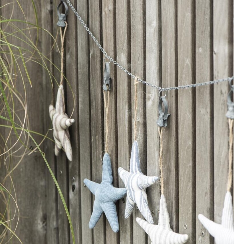 Kedja Clips från IB Laursen med tygstjärnor på träpanel