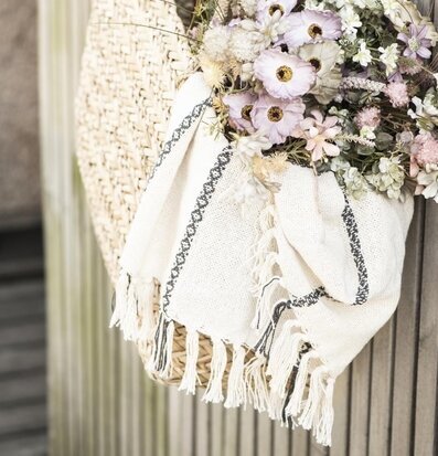 Pläd Stripes Creme/Svart från IB Laursen i korg på vägg