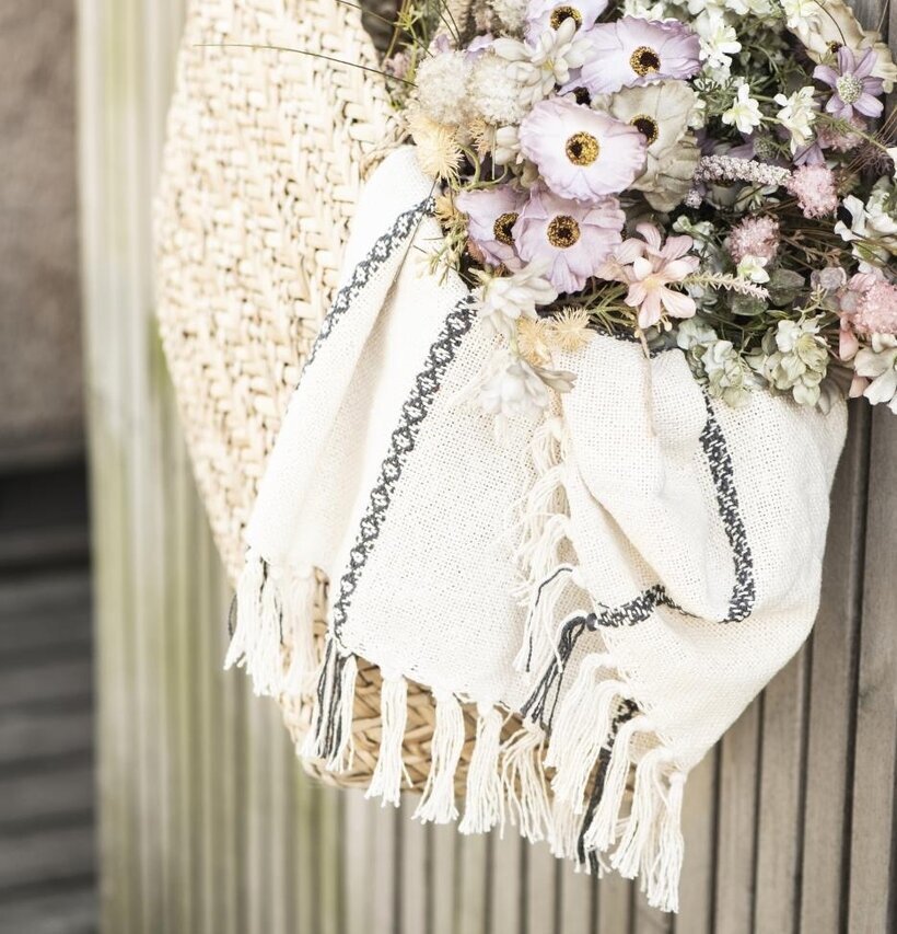 Pläd Stripes Creme/Svart från IB Laursen i korg på vägg