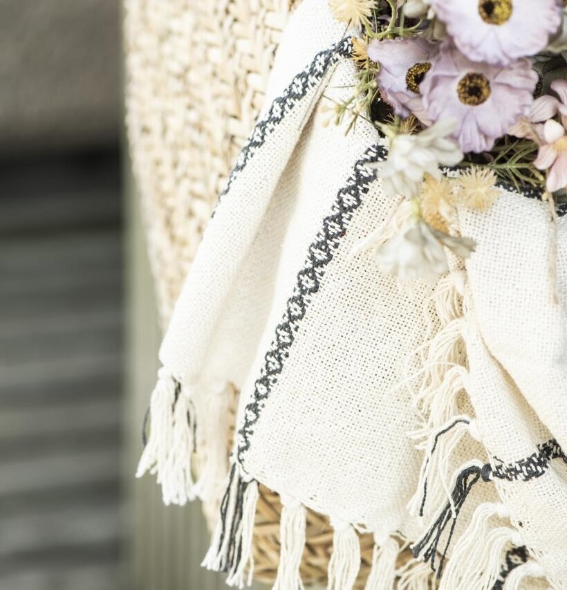 Pläd Stripes Creme/Svart från IB Laursen över flätad korg