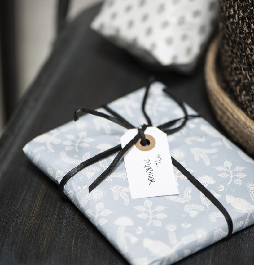 Läderband Svart från IB Laursen knutet runt en present