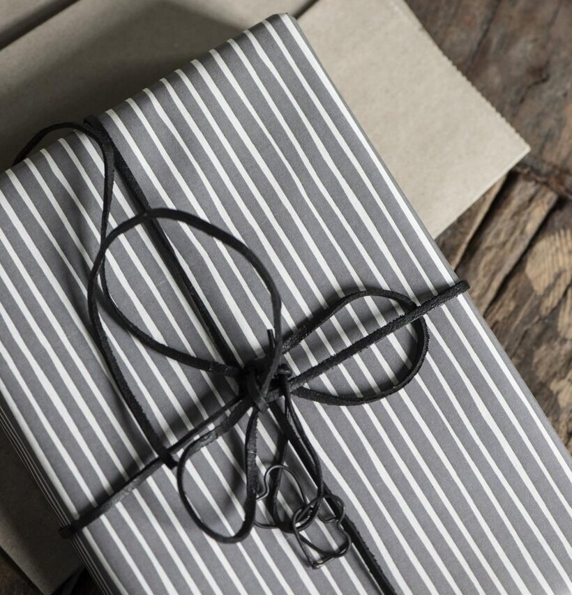 Läderband Svart från IB Laursen på randigt presentpapper