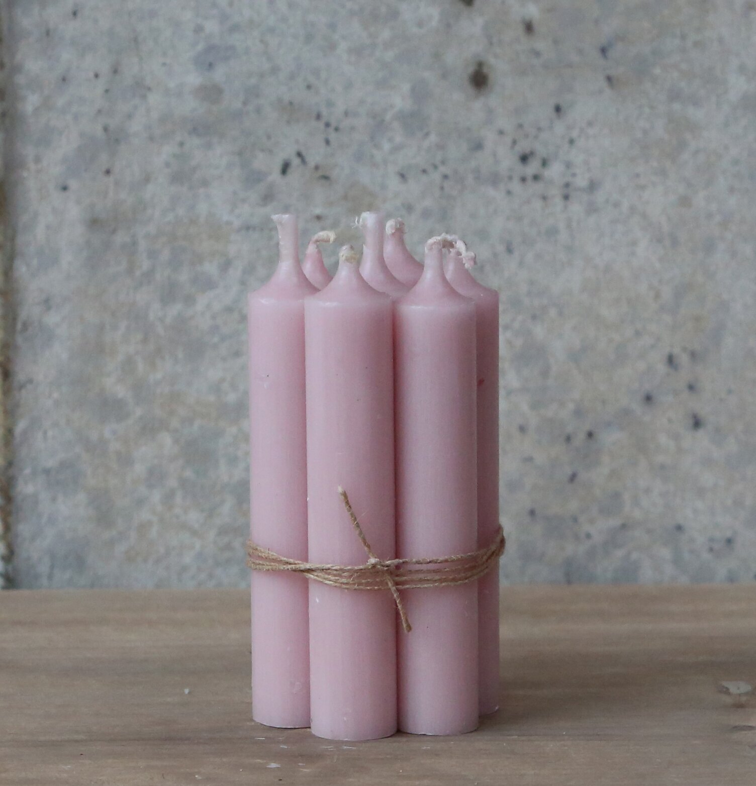 Stearinljus Kort Powder Pink från Chic Antique på träbord