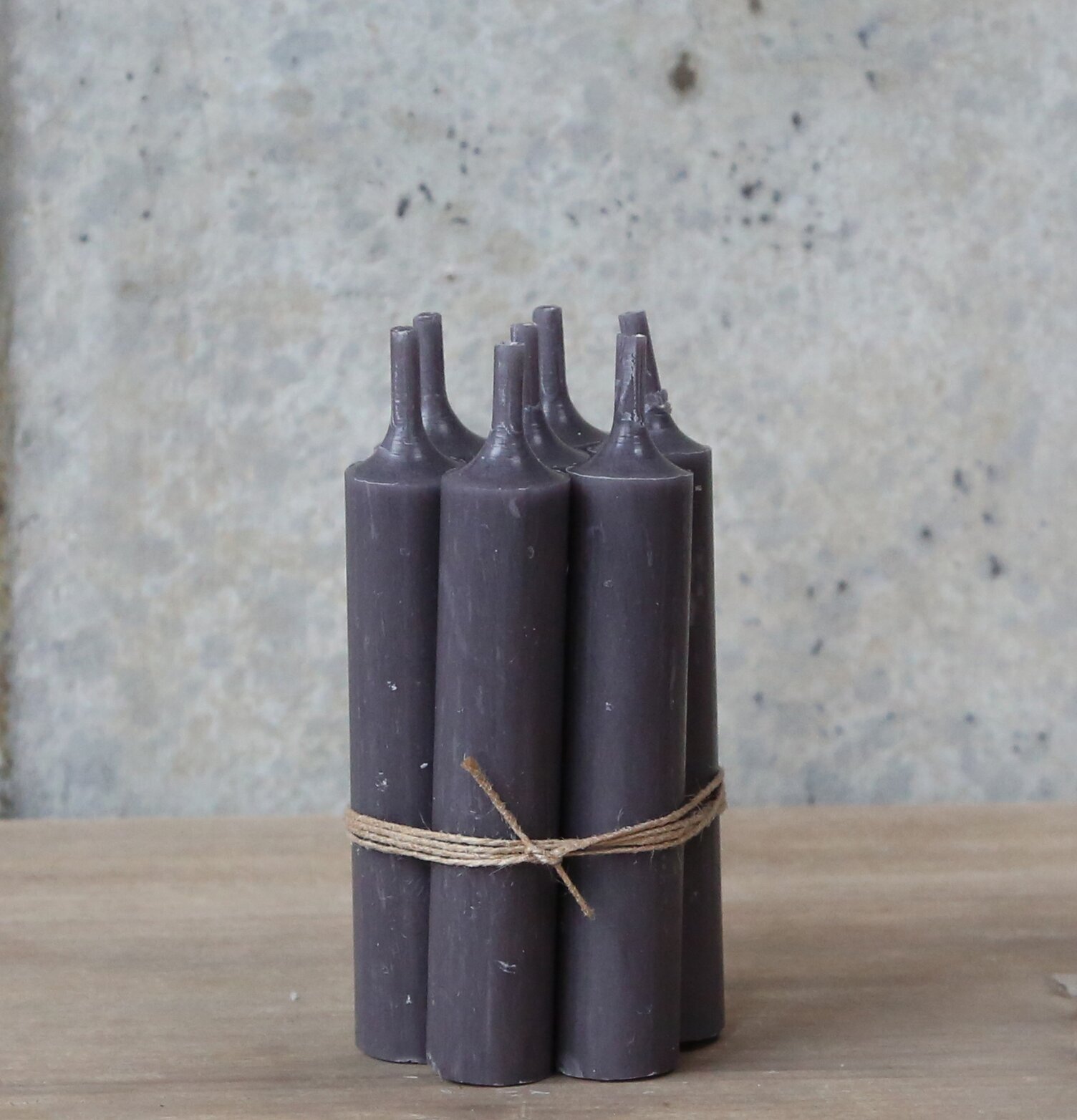 Stearinljus Kort Dusty Purple från Chic Antique på träyta