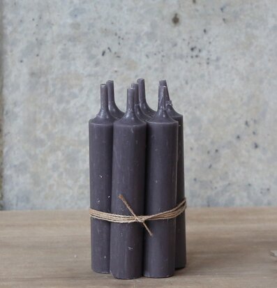 Stearinljus Kort Dusty Purple från Chic Antique på träyta