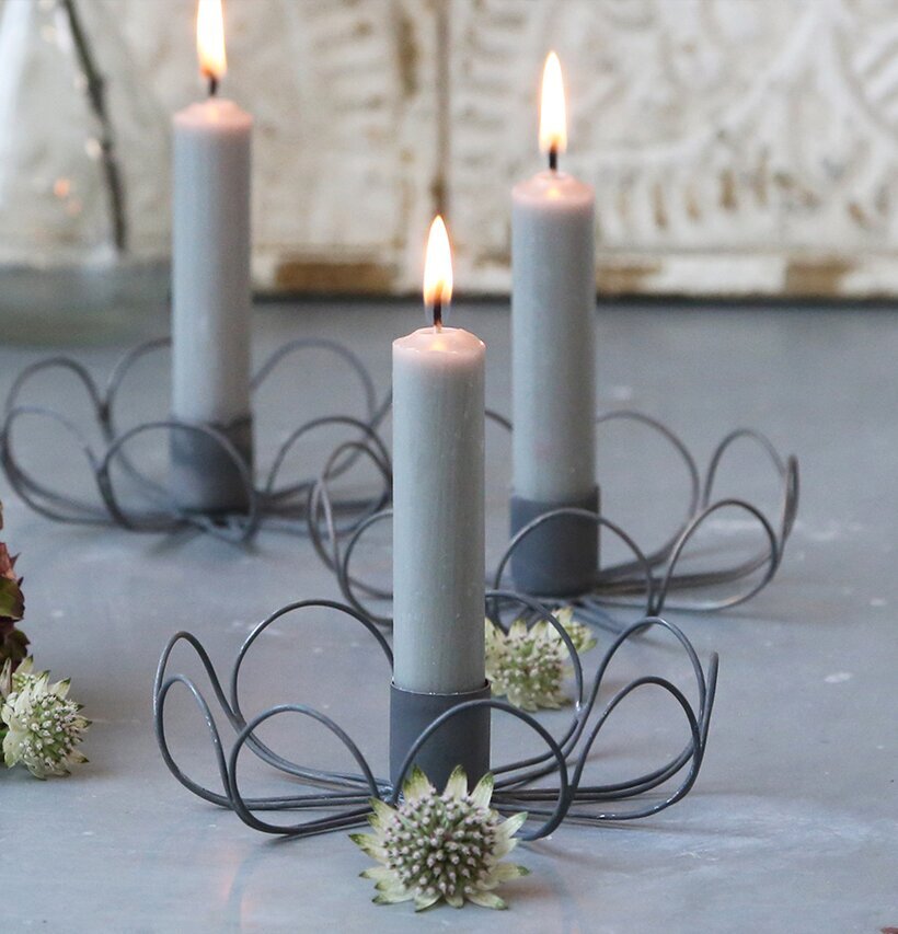 Ljusstake Antik Zink från Chic Antique på ett grått bord