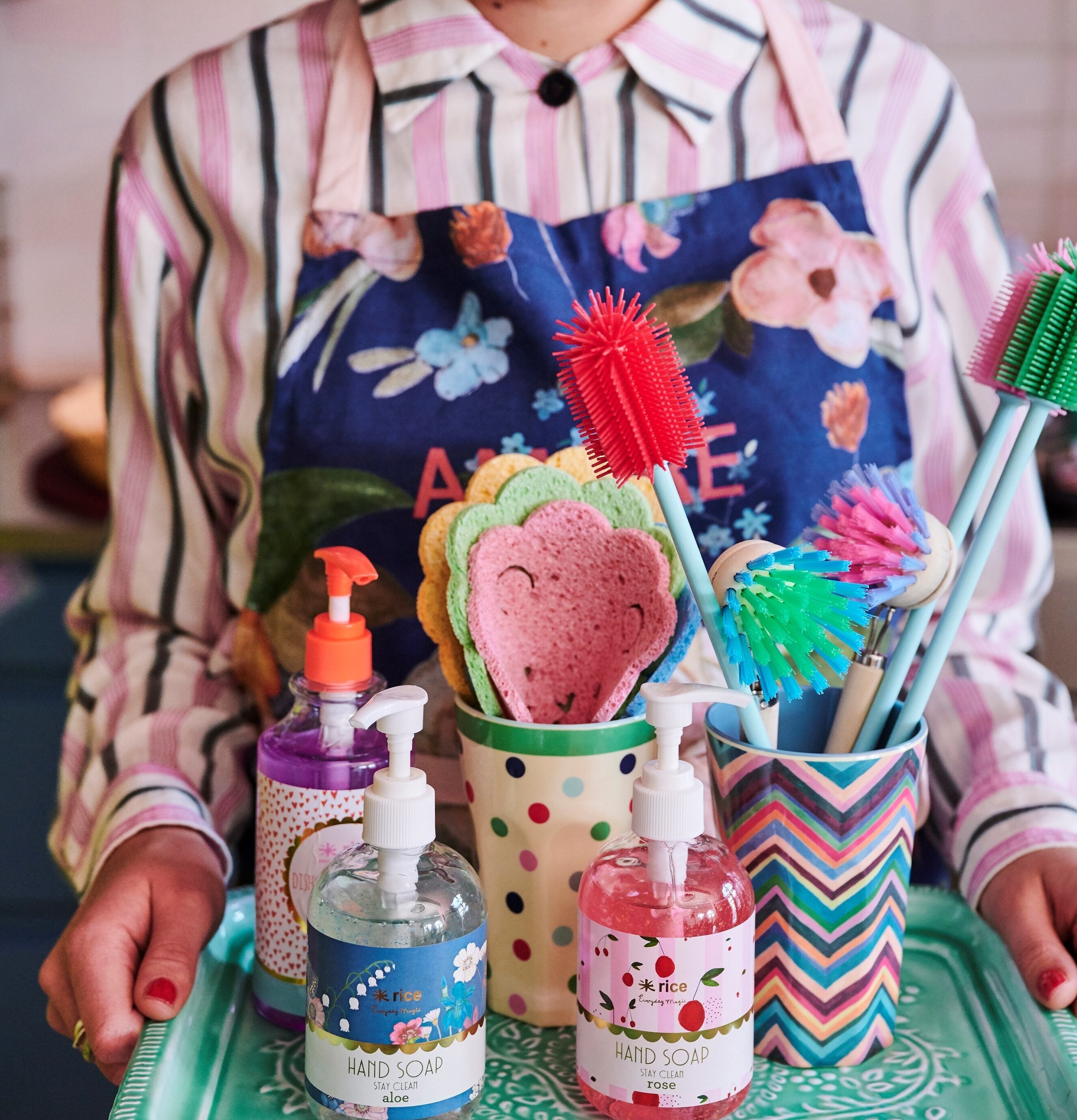 Förkläde Selma´s Fall Flower Print från Rice i köksmiljö