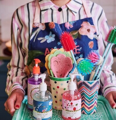 Förkläde Selma´s Fall Flower Print från Rice i köksmiljö