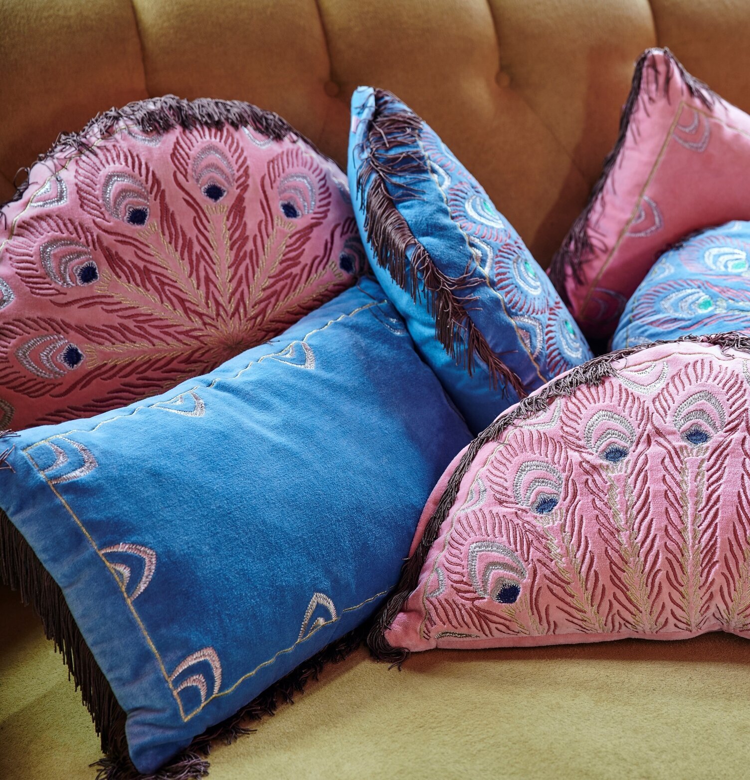 Prydnadskudde Velour Blue från Rice på ljusbrun soffa