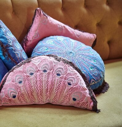 Rund Prydnadskudde Peacock Print Blue från Rice på beige soffa