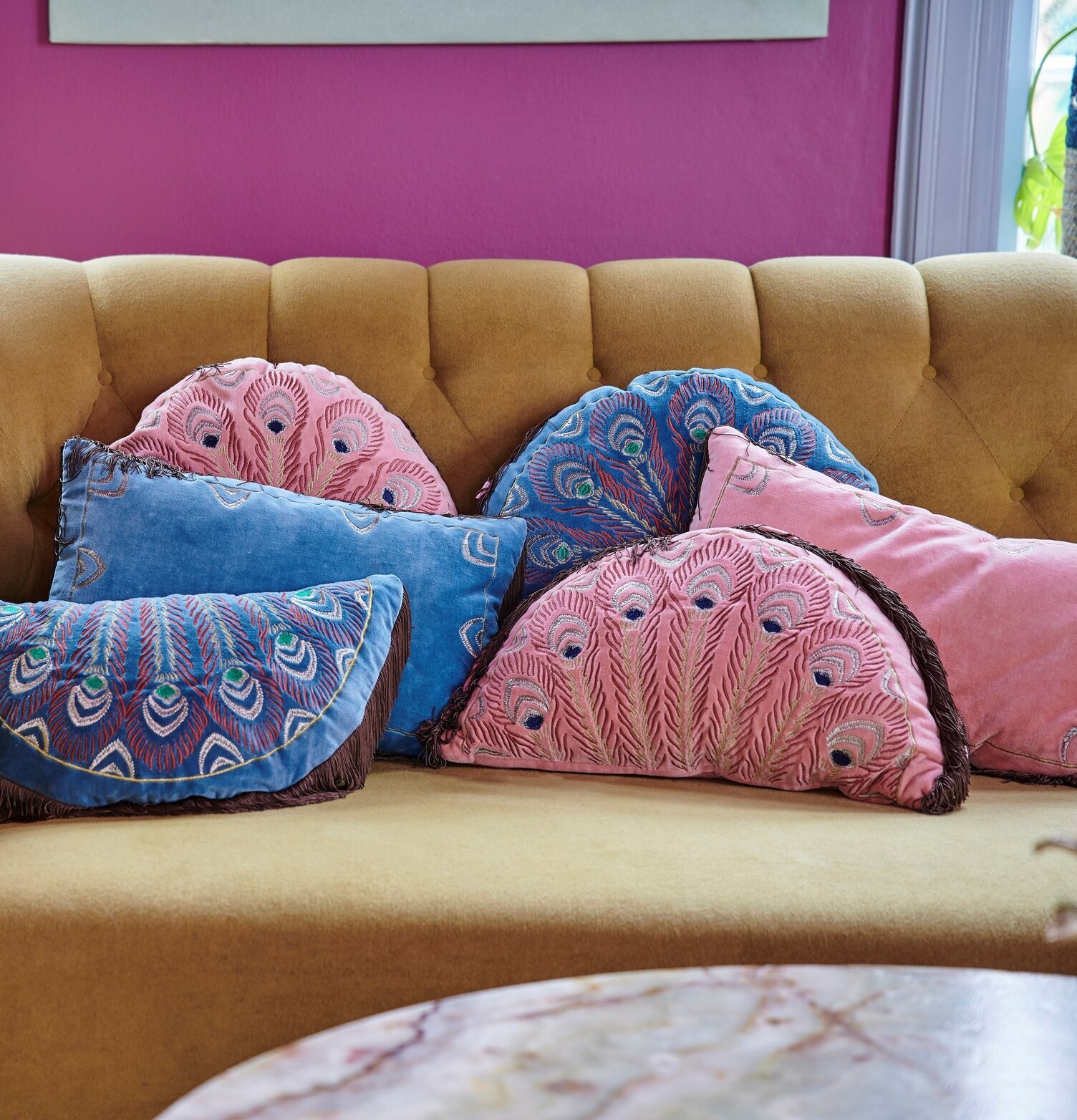 Prydnadskudde Velour Pink från Rice på ljusbrun soffa