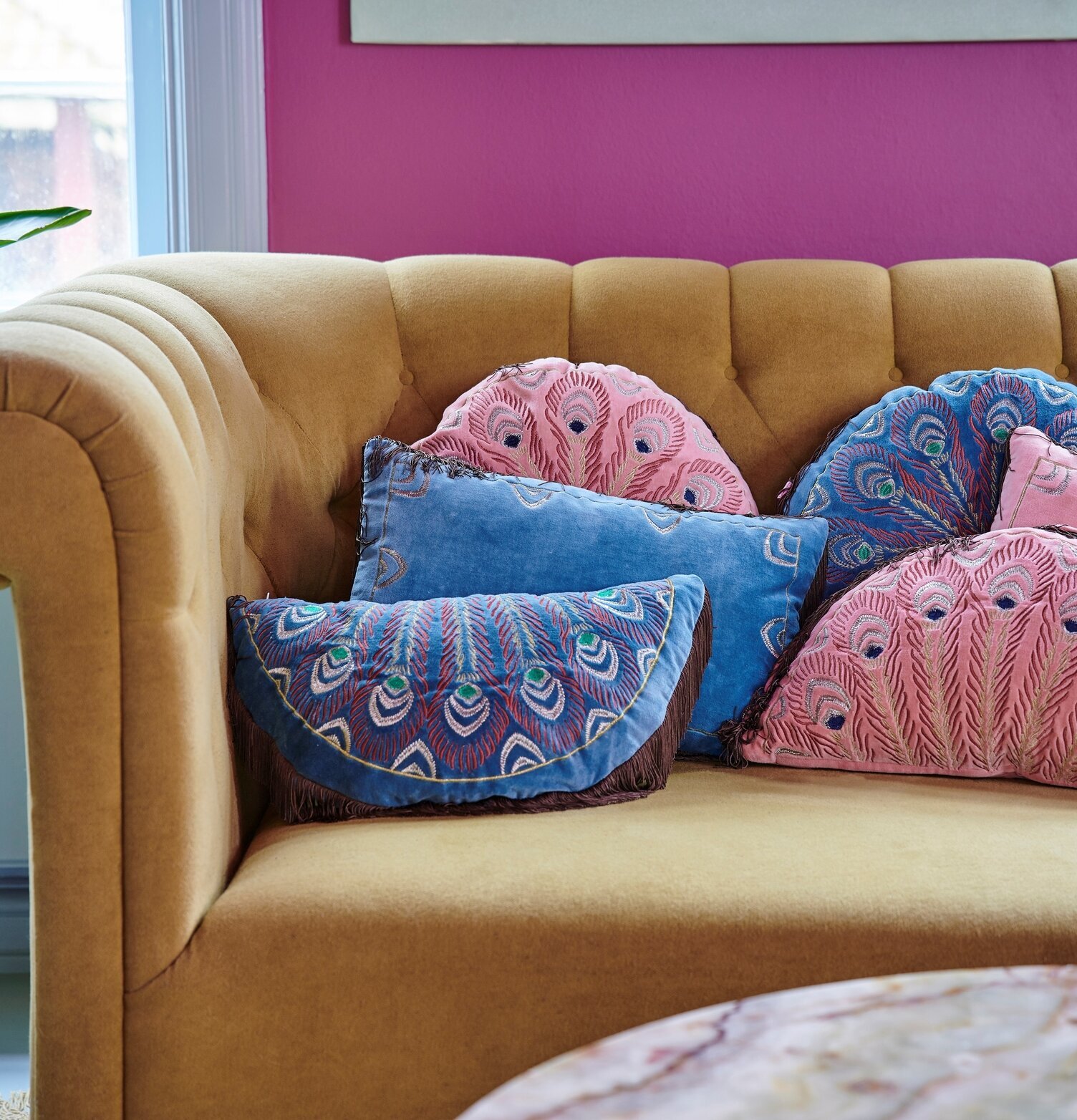 Prydnadskudde Velour Blue från Rice på beige sammetssoffa