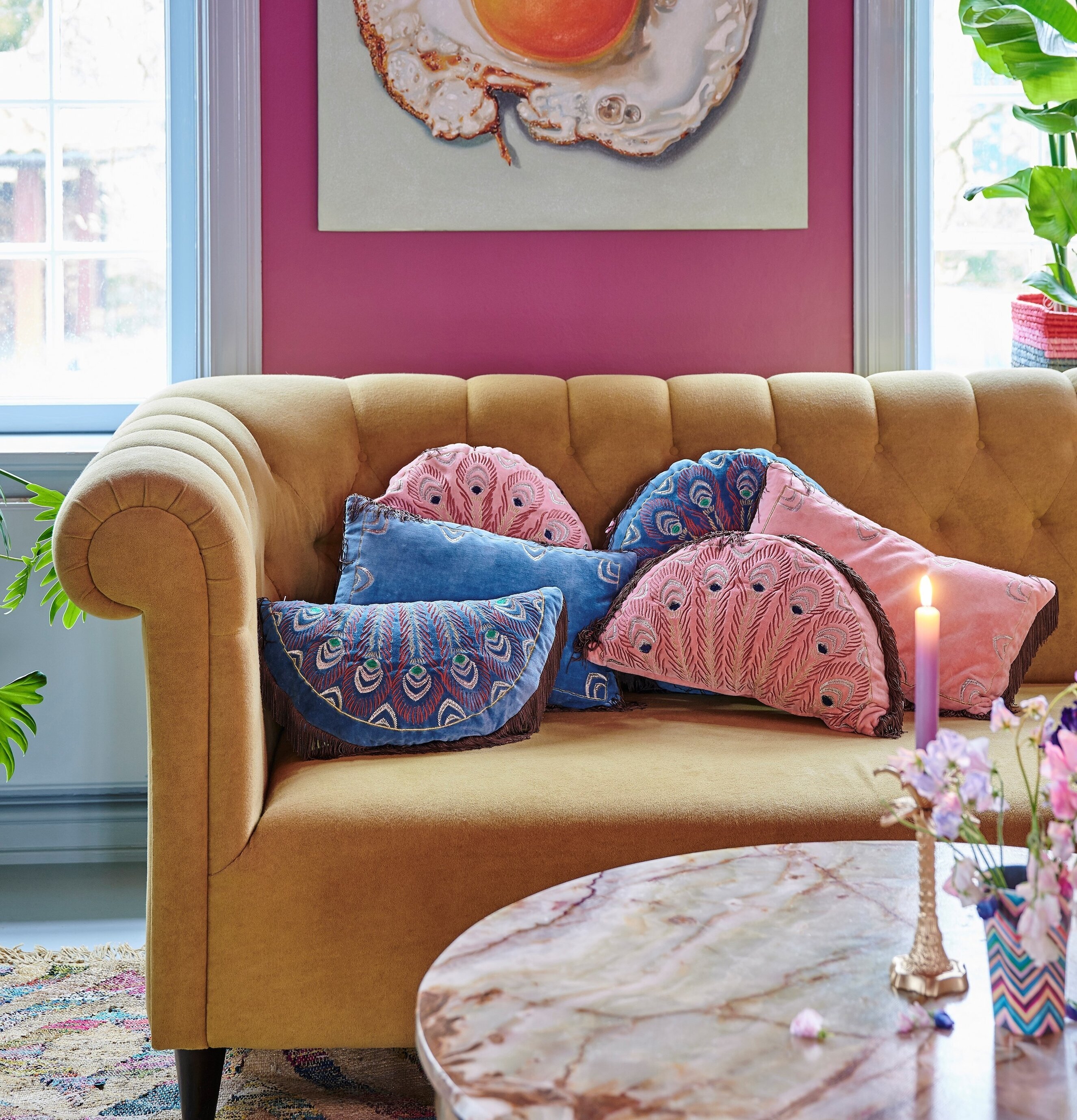 Prydnadskudde Velour Pink från Rice på senapsgul soffa