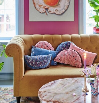 Prydnadskudde Velour Pink från Rice på senapsgul soffa