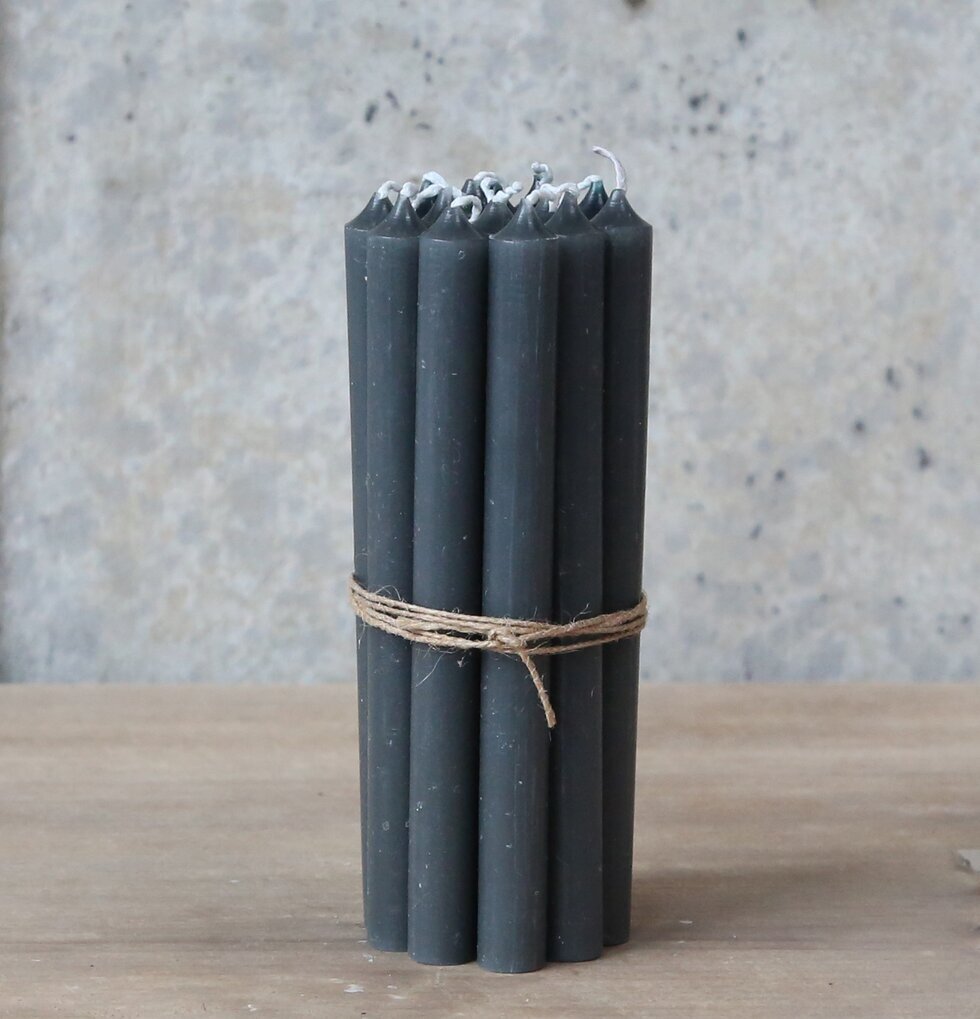 Kertelys Mörkgrå från Chic Antique på rustikt träbord