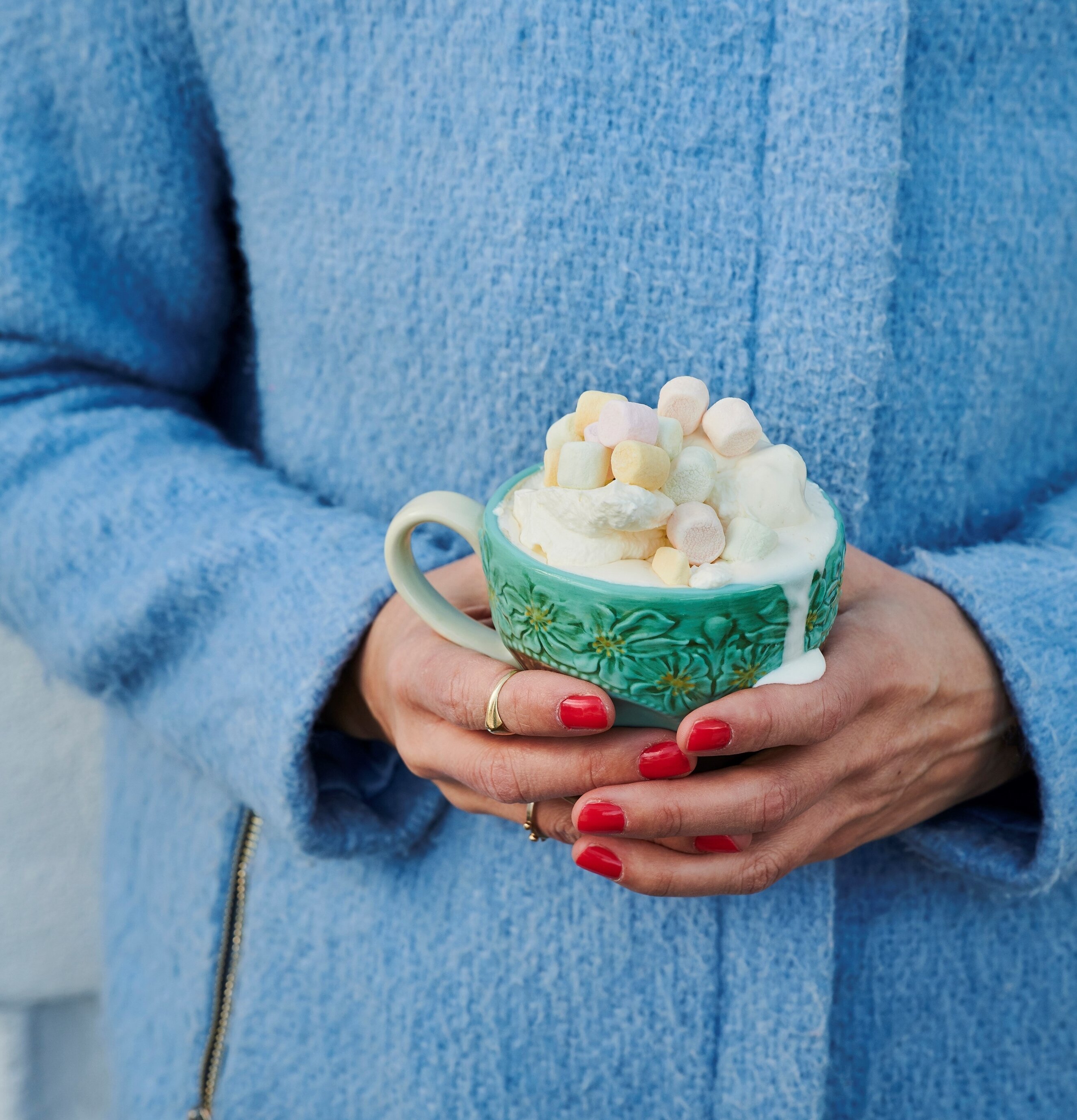 Keramikmugg Turquoise Flower Design från Rice i handen