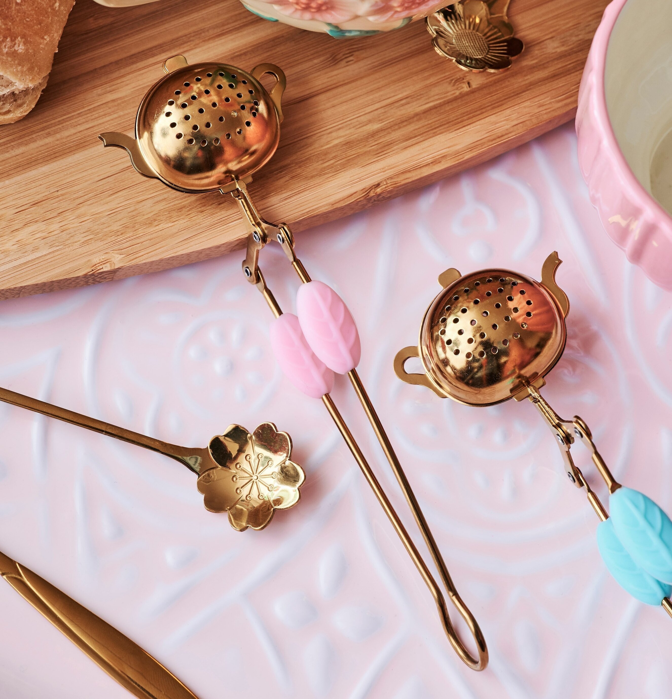 Tesil från Rice med guldfärgad yta och långt handtag