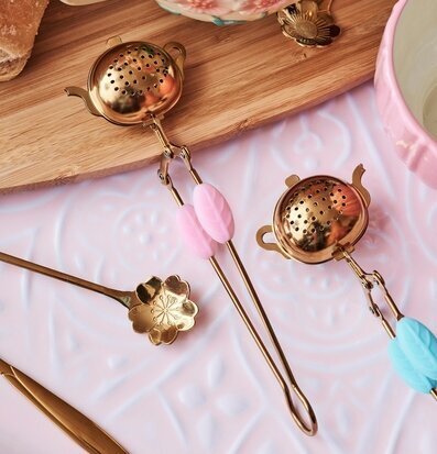 Tesil från Rice med guldfärgad yta och långt handtag