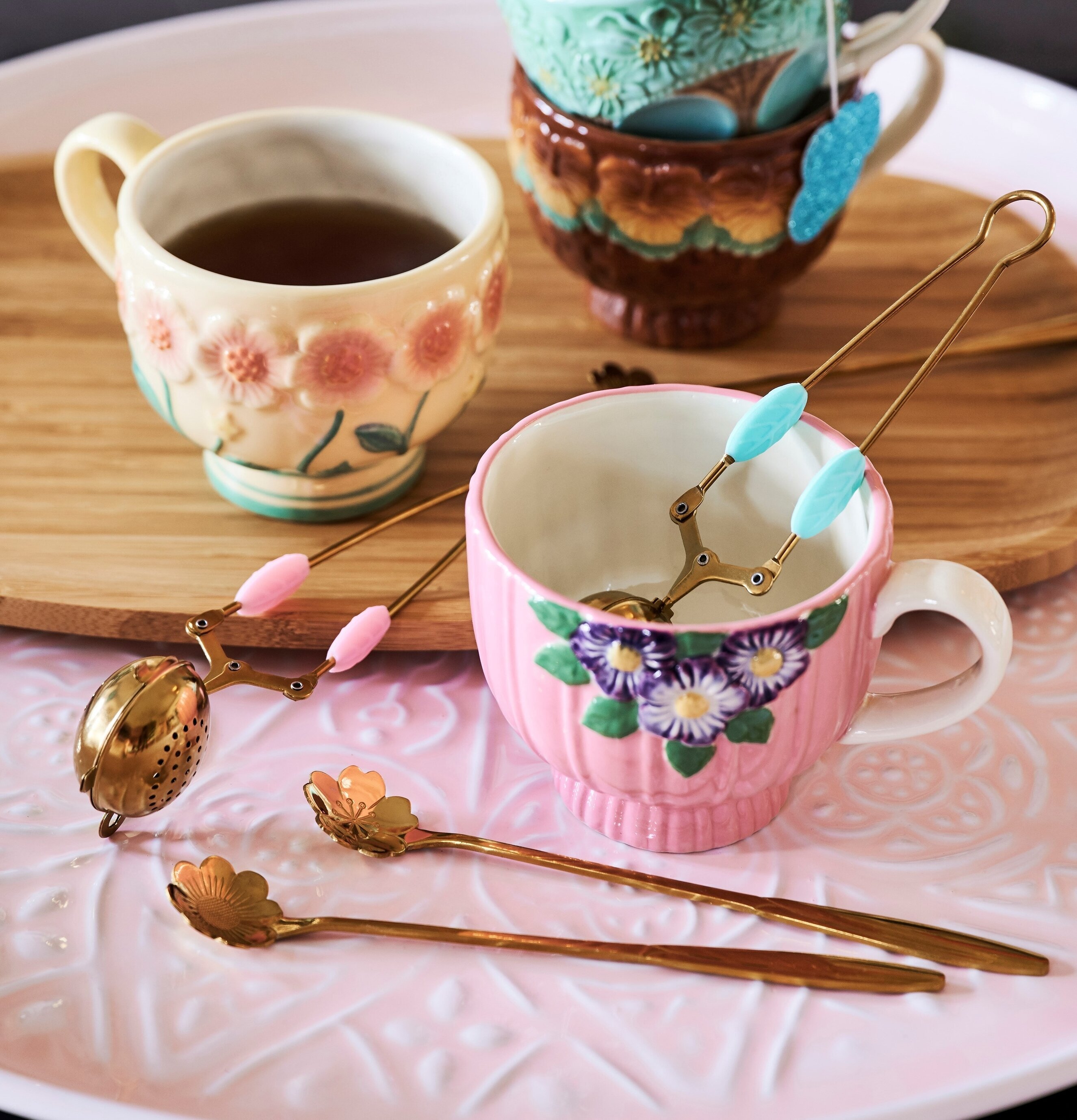 Lång Sked Gold Flower från Rice på färgglad dukning