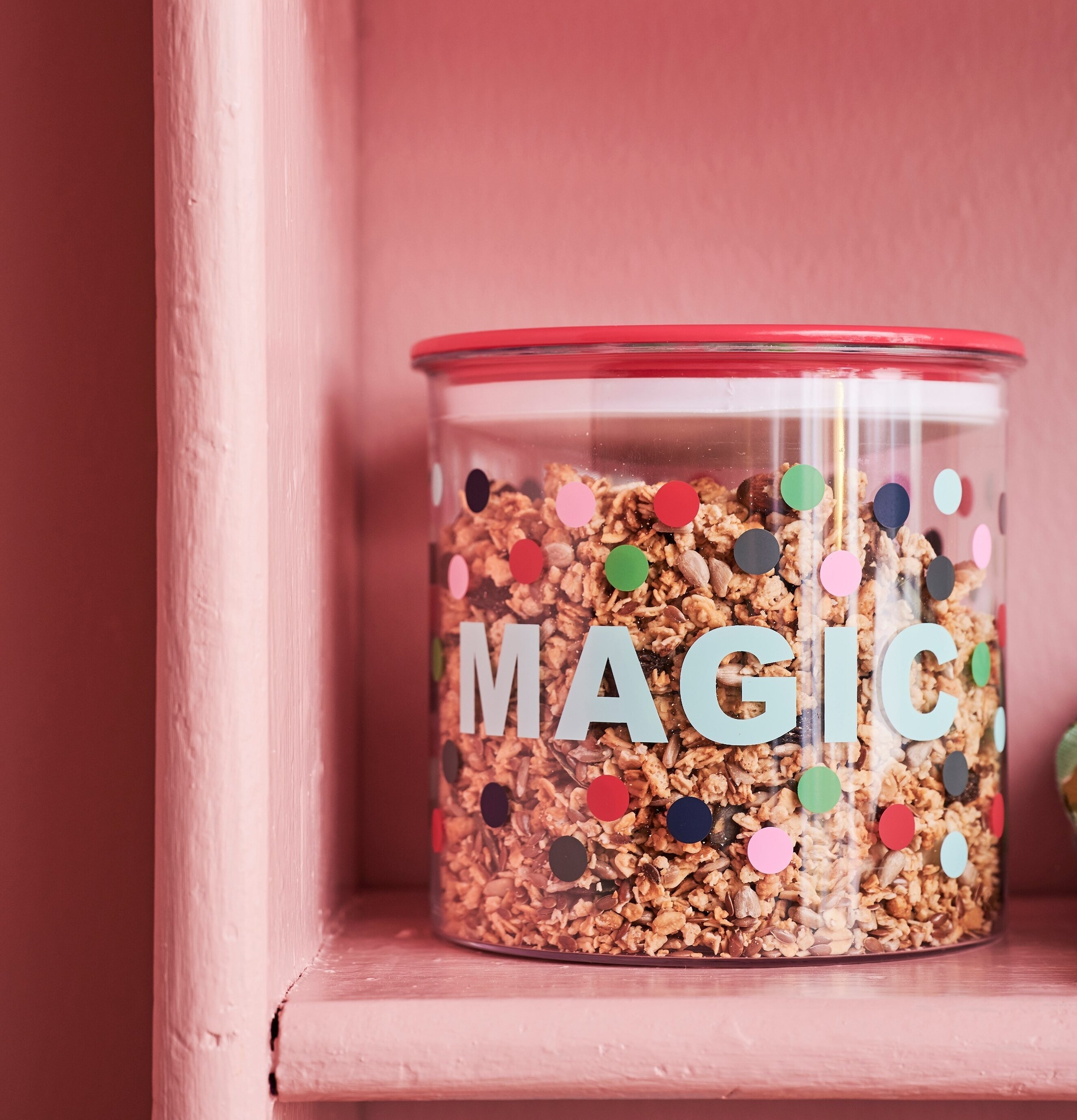 Förvaringsburk Dots Print från Rice på rosa kökshylla