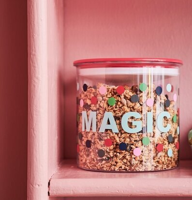 Förvaringsburk Dots Print från Rice på rosa kökshylla