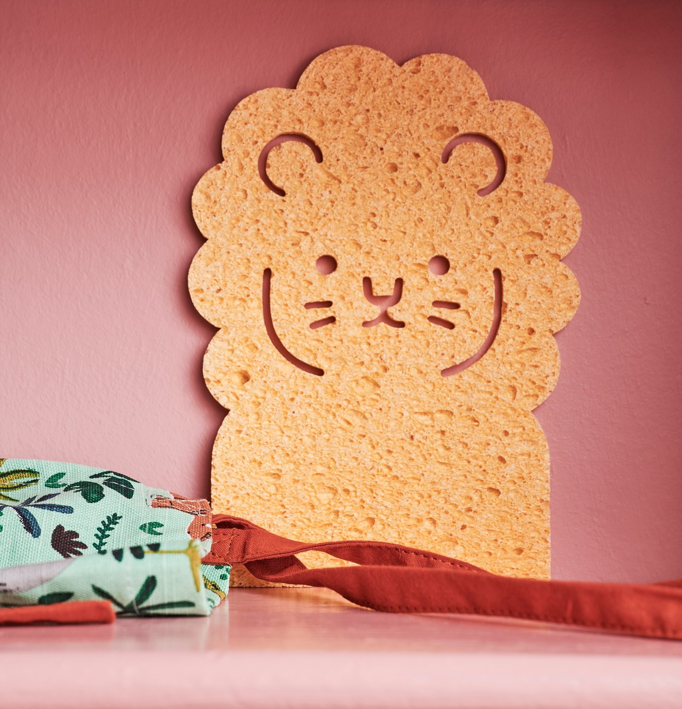 Bad-/Kökssvamp Lejon från Rice på rosa hylla med tygpåse