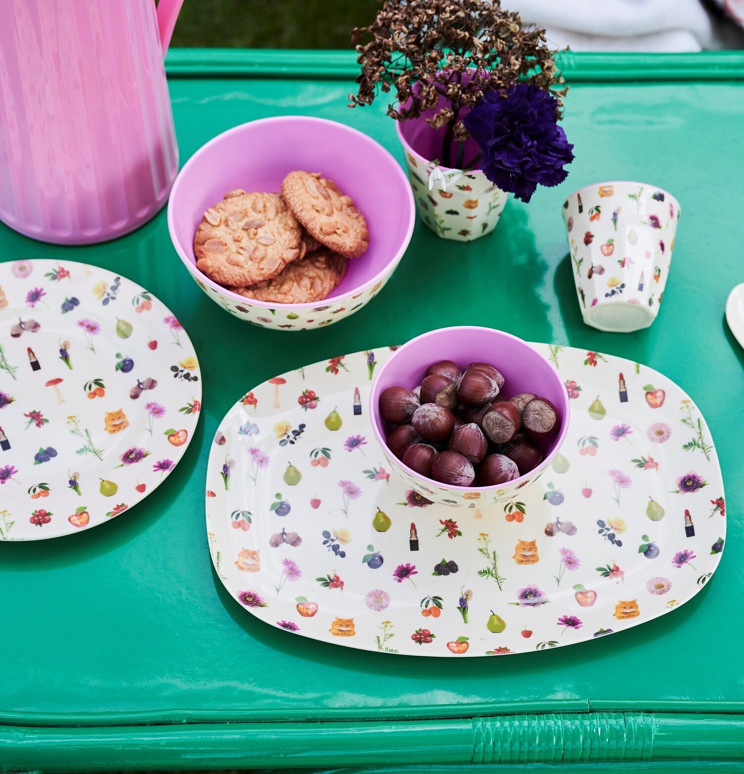 Liten Skål Lipstick Fall Print från Rice på picknickbord