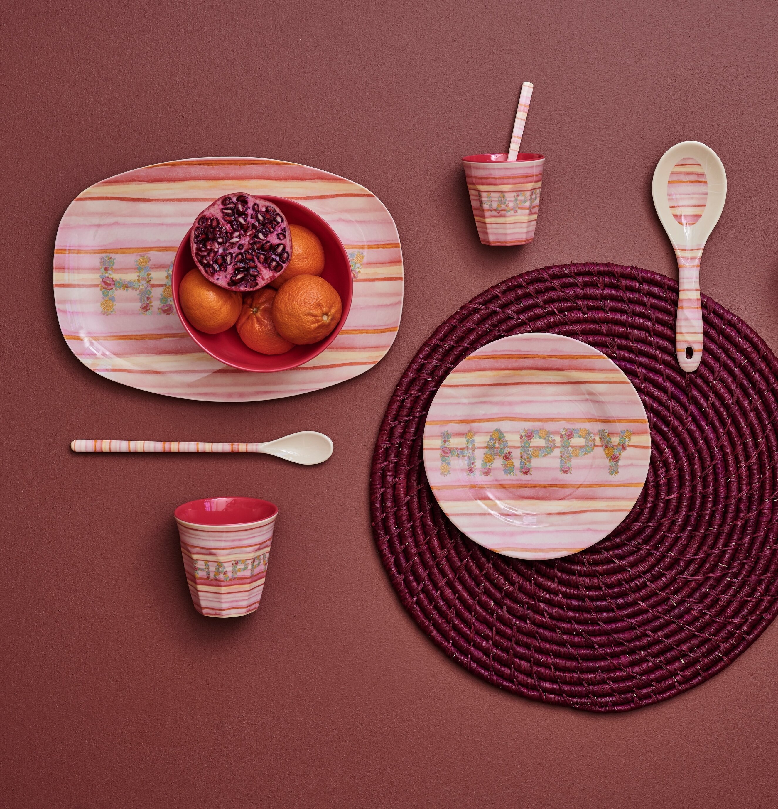 Tallrik Happy Pink Print från Rice med färgglada ränder