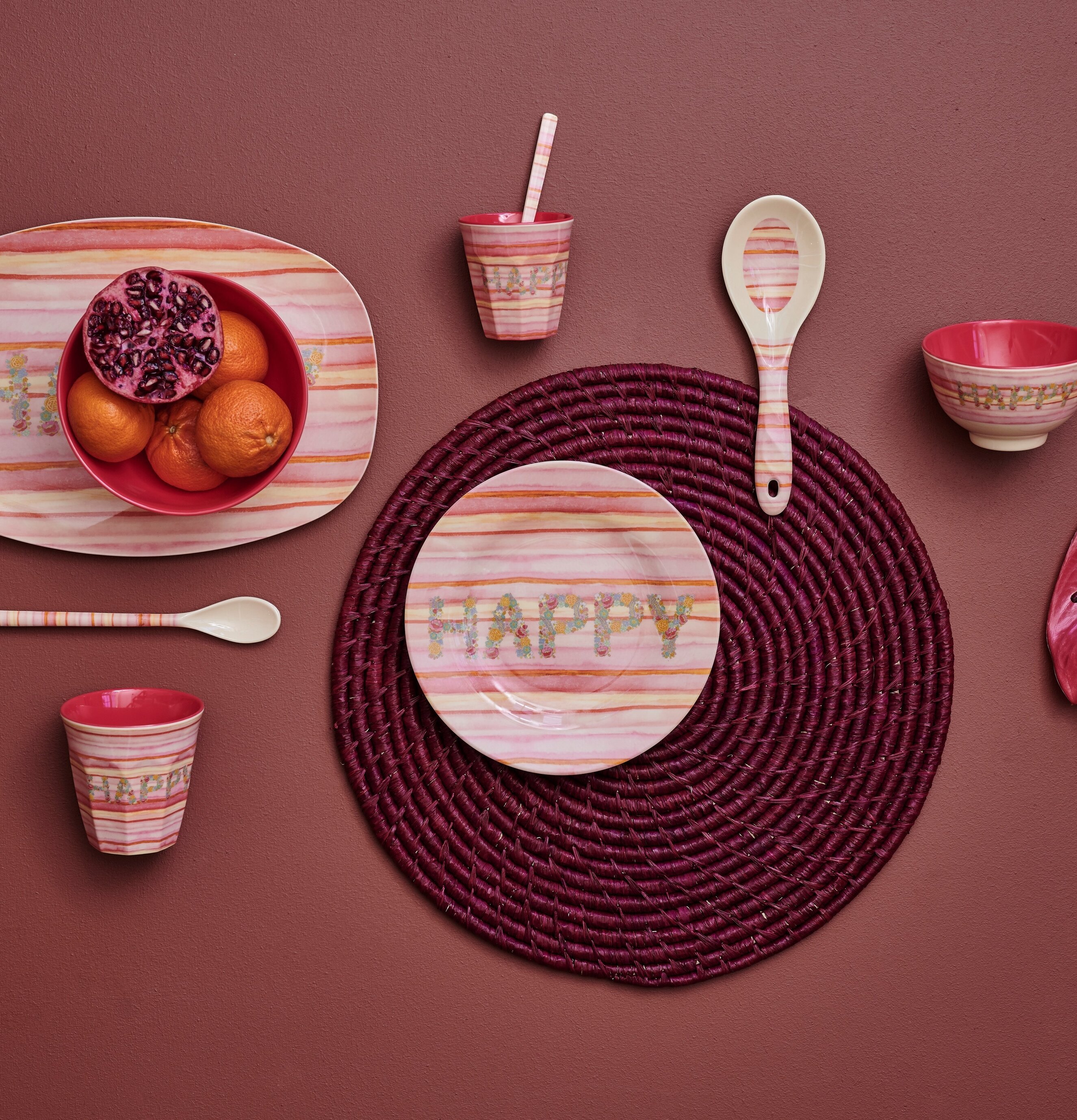 Assiett Happy Pink Print från Rice på mörklila underlägg